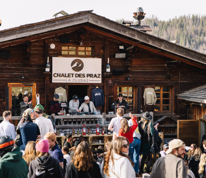 Foule en fête devant le Chalet des Praz avec DJ et musique live