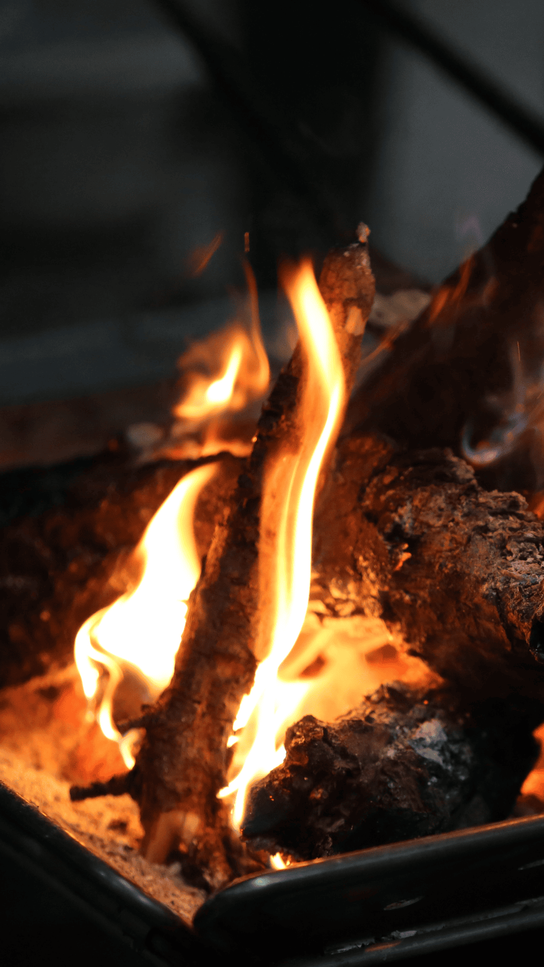 Feu de braise rougeoyant dans une cheminée