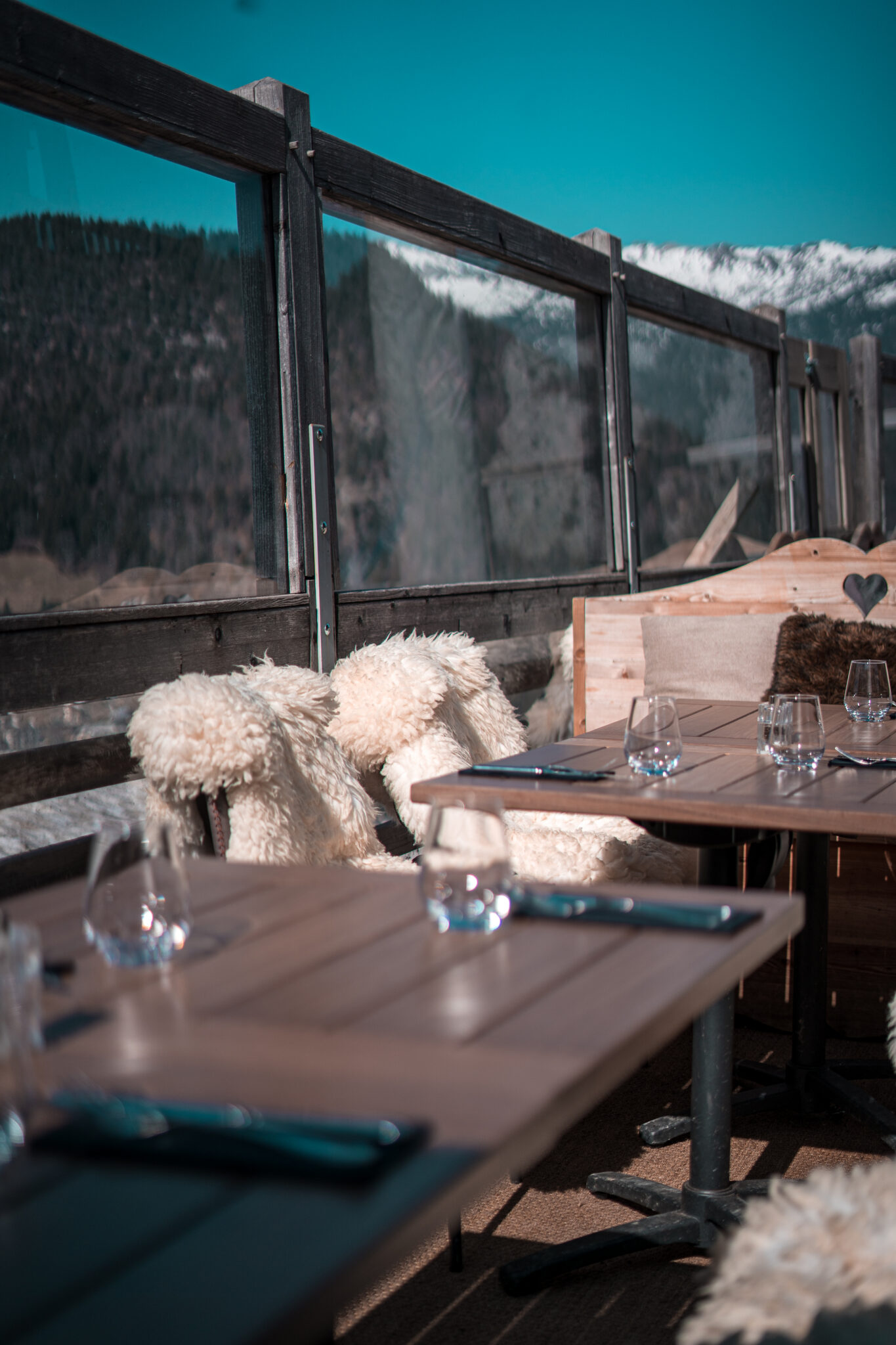 Moufles en laine posées sur les chaises symbole de confort hivernal aux Chalets des Praz à La Clusaz