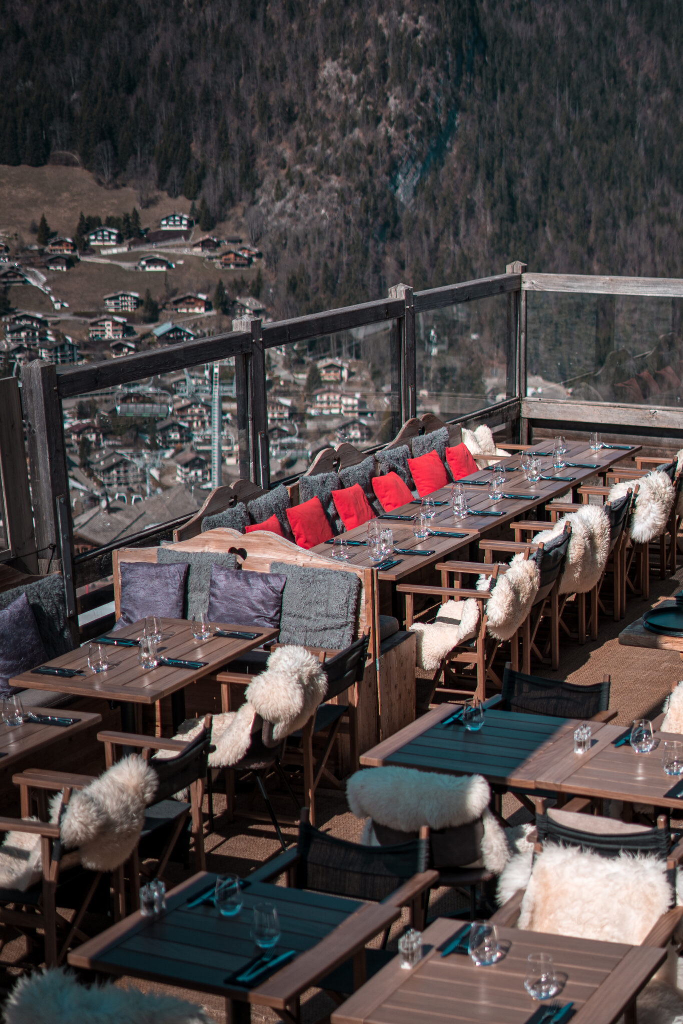 Table dressée en terrasse extérieure du restaurant des Chalets des Praz à La Clusaz
