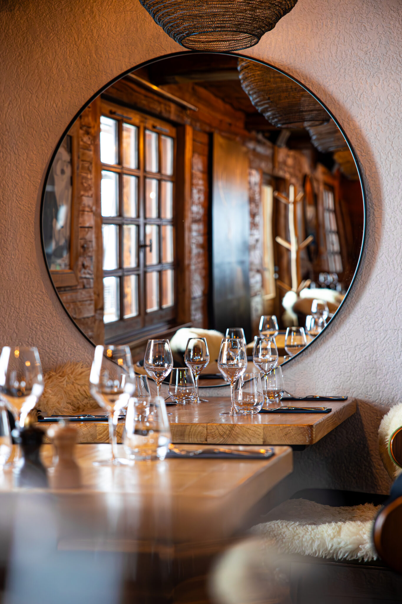 Salle de restaurant en bois chaleureuse aux Chalets des Praz à La Clusaz