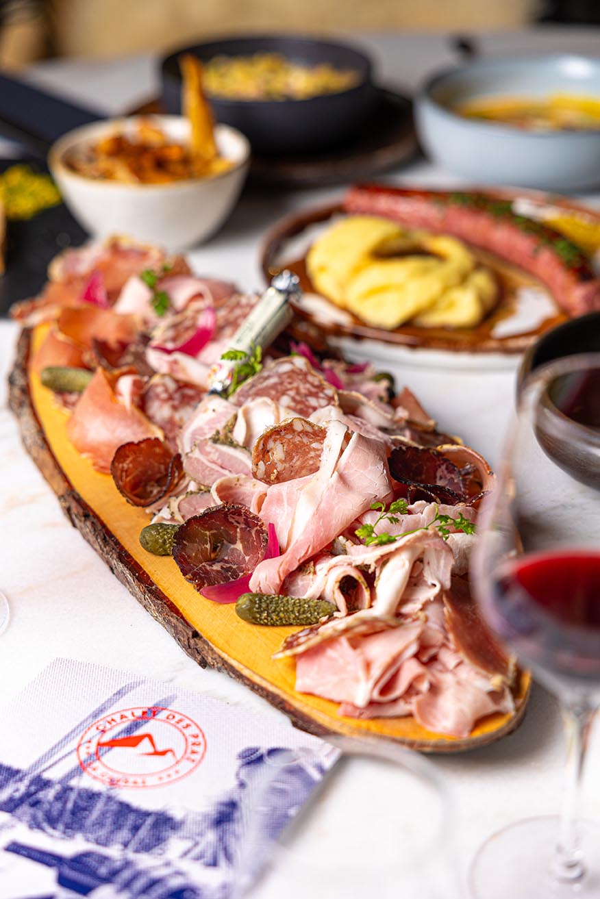 Planche de charcuterie savoyarde servie au Chalet des Praz La Clusaz