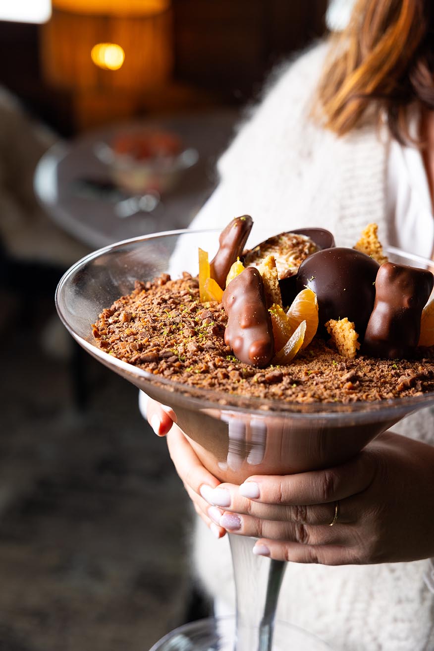 Dessert gourmand au chocolat servi au Chalet des Praz La Clusaz dans une grande coupe