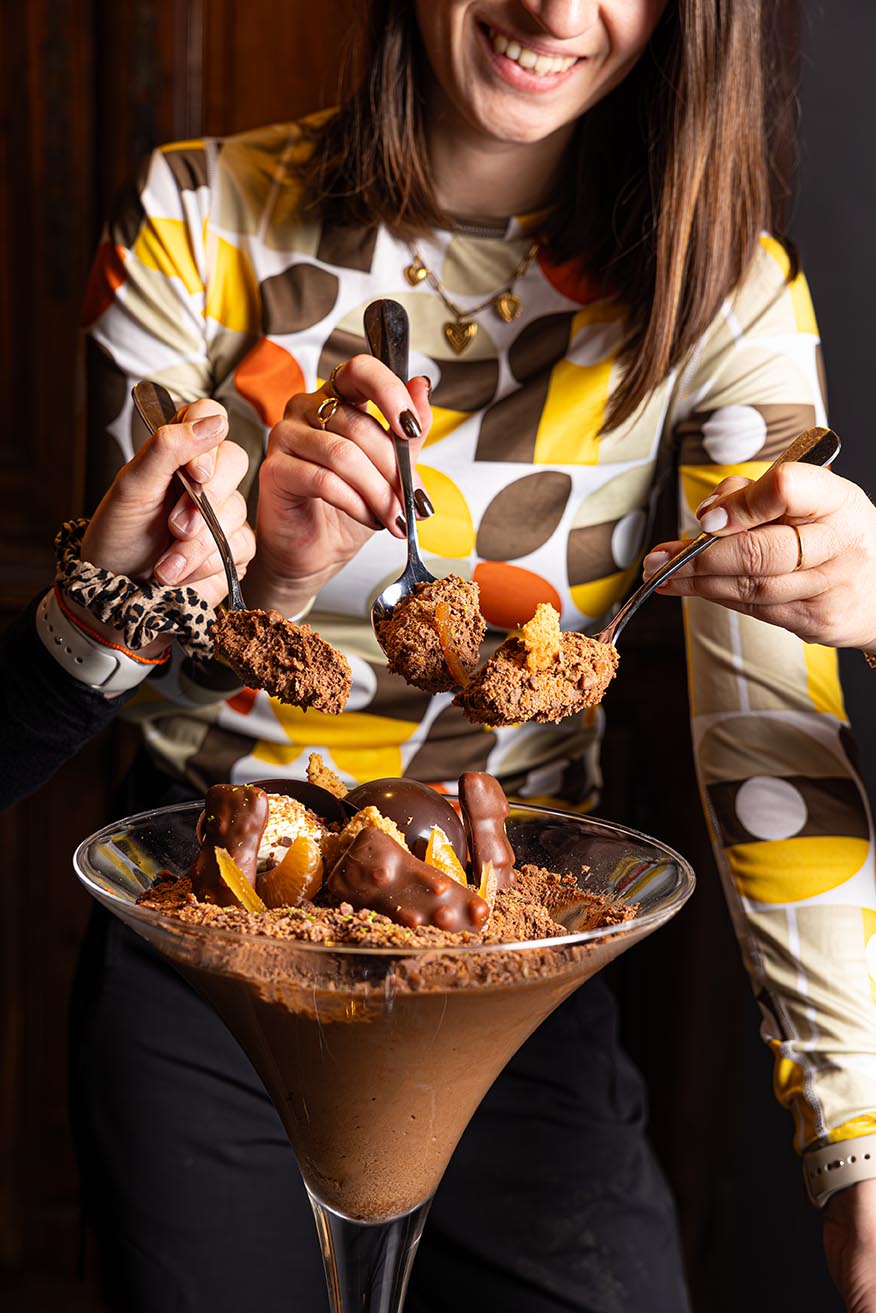 Grosse coupe de dessert au chocolat garnie de nounours en guimauve