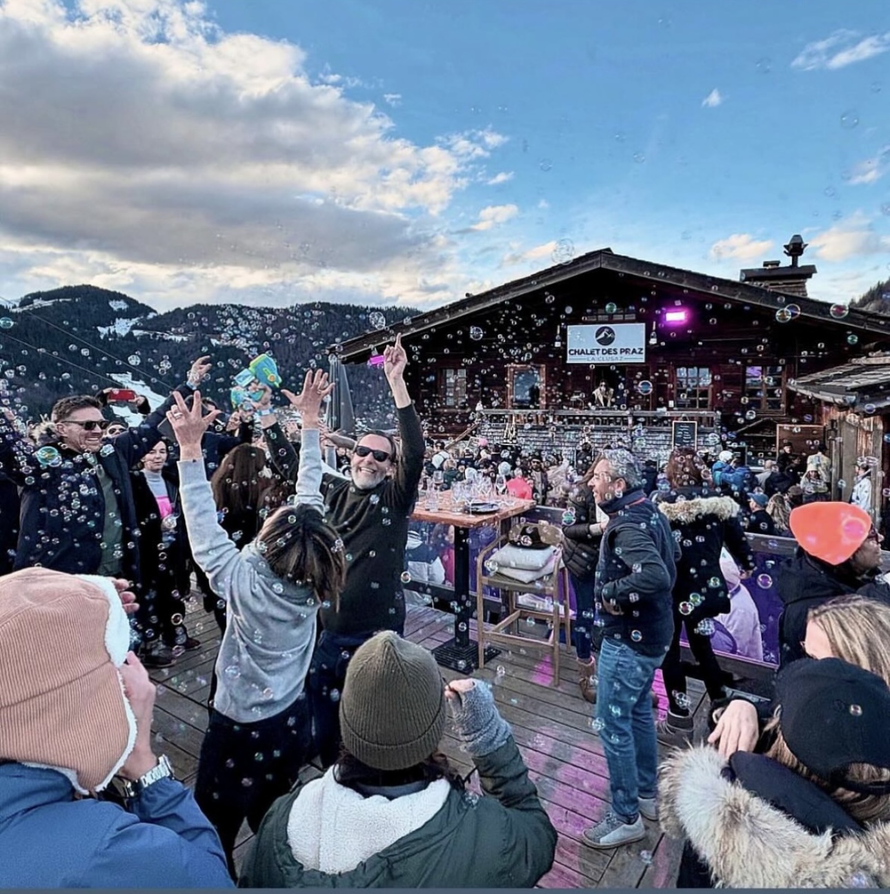 Devanture du Chalet des Praz avec DJ set et bar festif à La Clusaz