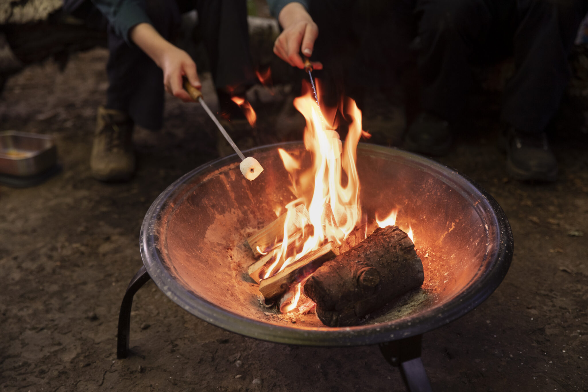 Petit feu de camp pour griller des marshmallows sur des brochettes