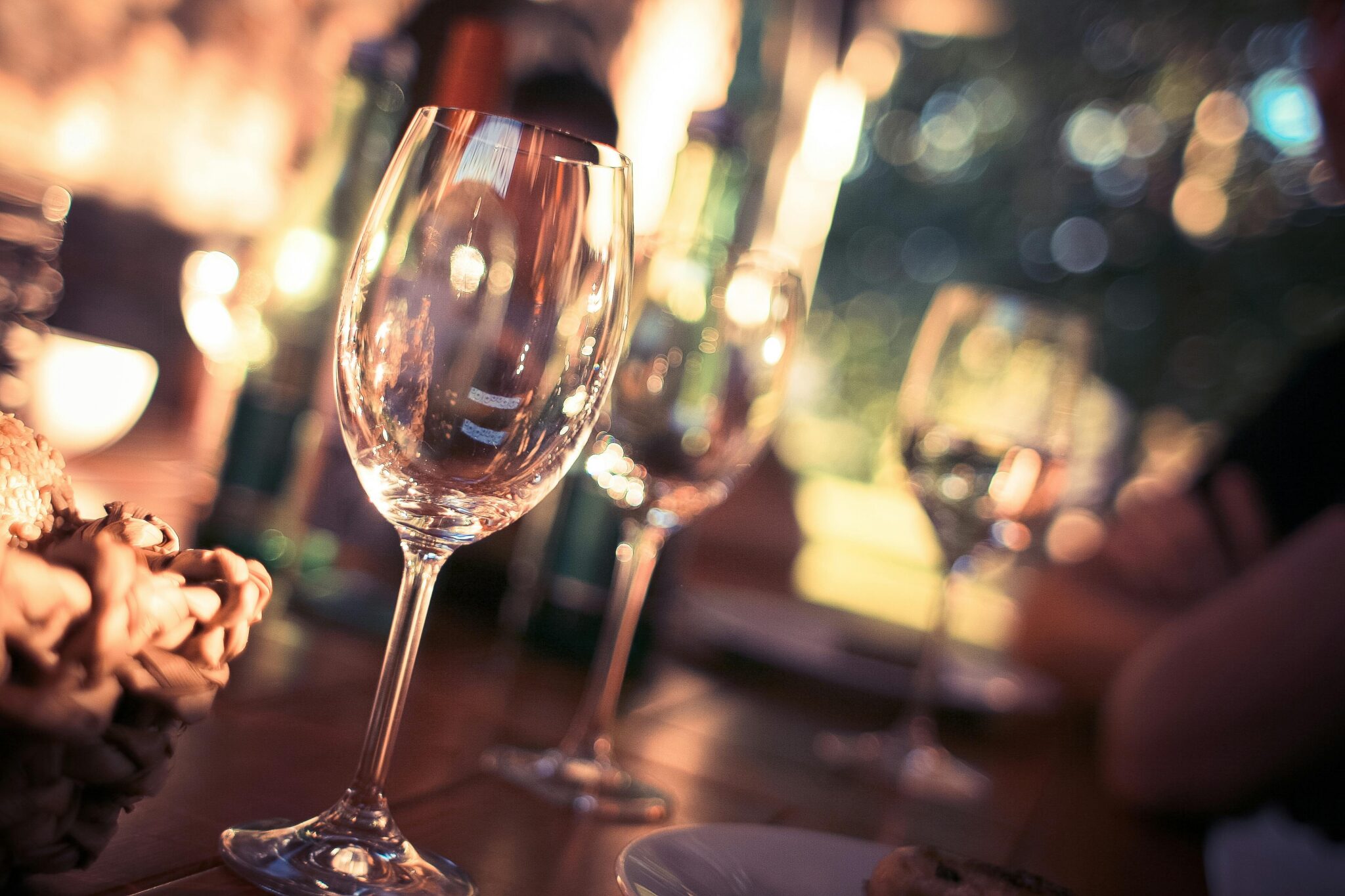 Verres de vin élégants dressés sur une table aux Chalets des Praz à La Clusaz