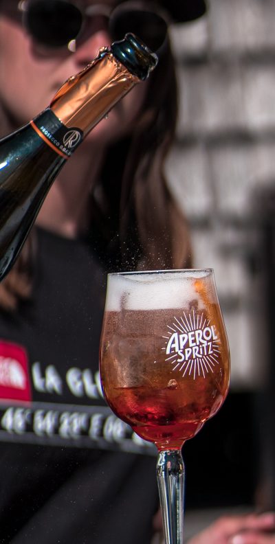 Cocktail Aperol Spritz servi en terrasse – Chalet des Praz La Clusaz