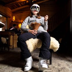 Skieuse savourant un énorme dessert au chocolat – Chalet des Praz