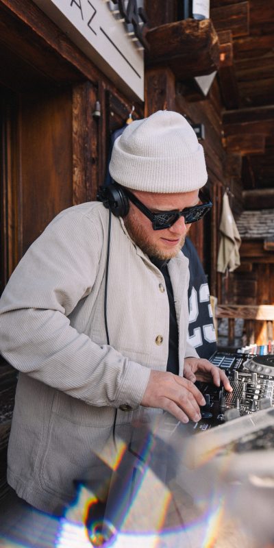 DJ mixant en terrasse au Chalet des Praz La Clusaz – after-ski festif