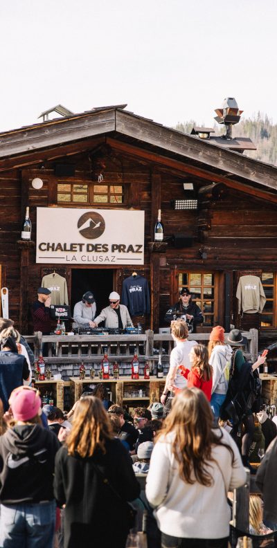 After-ski festif en groupe devant le Chalet des Praz à La Clusaz