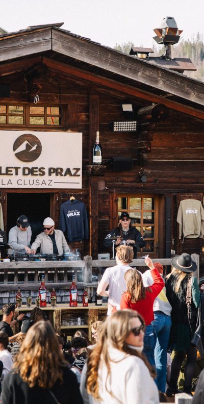 Devanture des Chalets des Praz avec DJ set et bar extérieur animé à La Clusaz